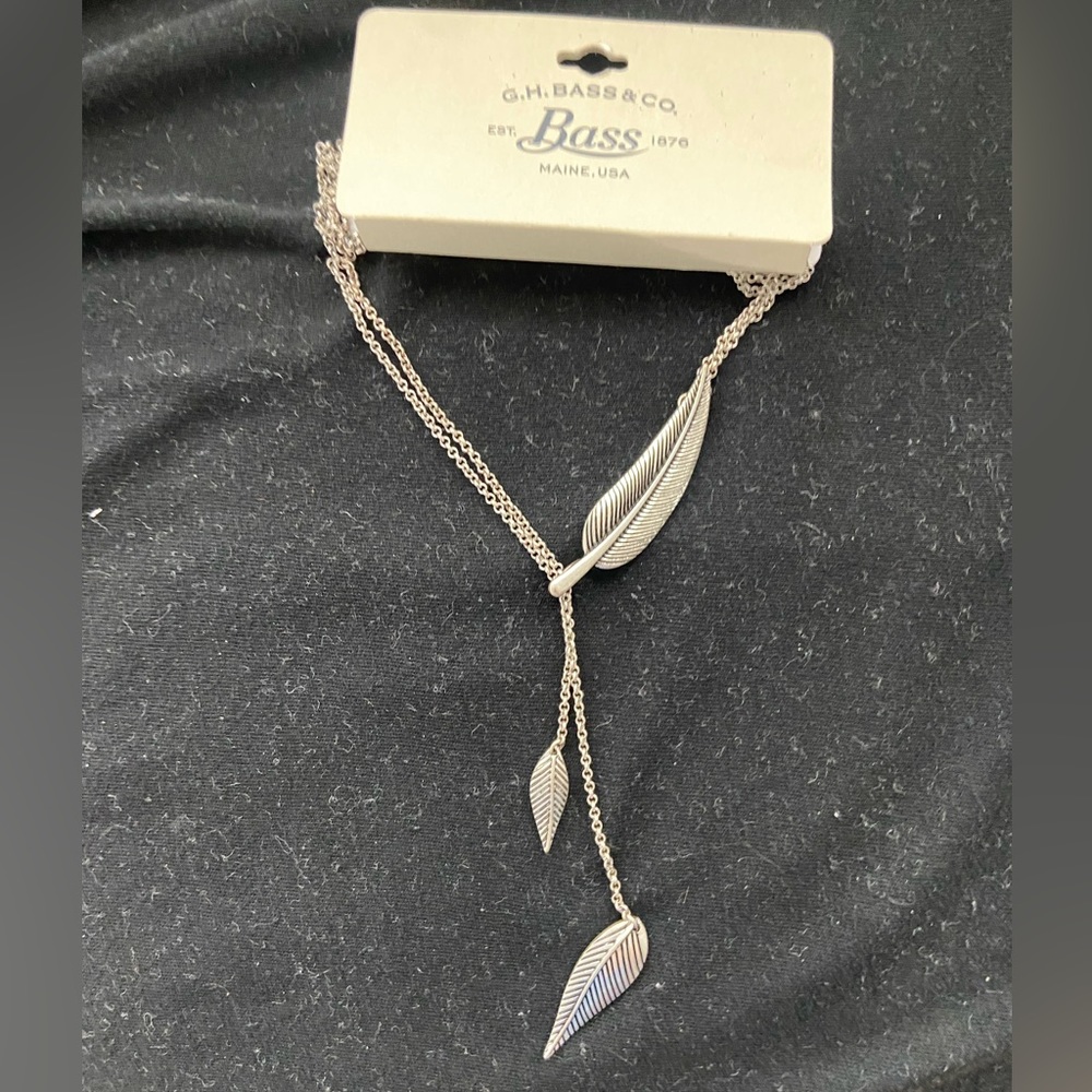 NWT GH Bass Sliding Feather Necklace Silver